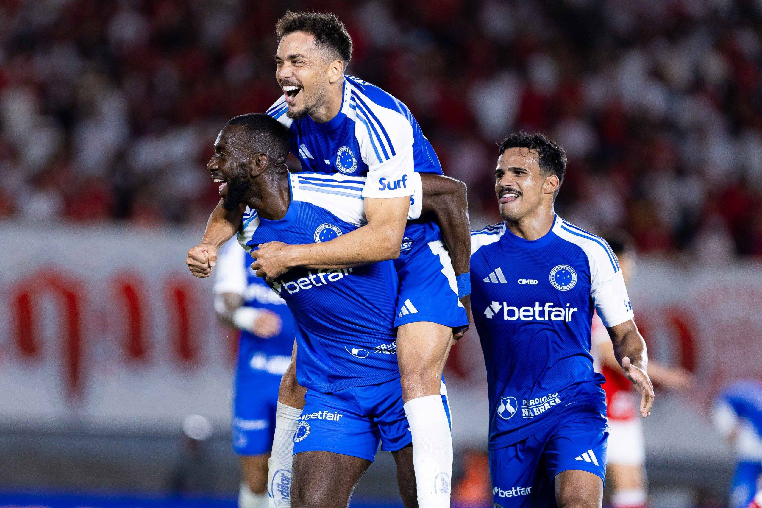 Cruzeiro goleia Vila Nova e avança na Copa do Brasil