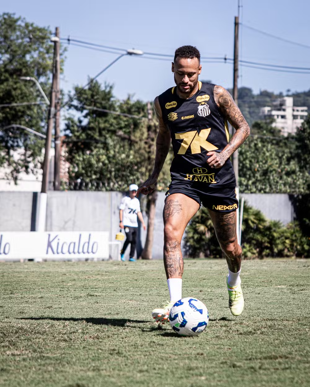 Neymar em atividades de transição com fisioterapia, em treino do Santos, no CT Rei Pelé — Foto: Raul Baretta/Santos FC